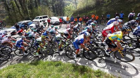 El pelotón, con Roglic de amarillo, asciende el puerto de Alkiza en la cuarta etapa de la Itzulia.