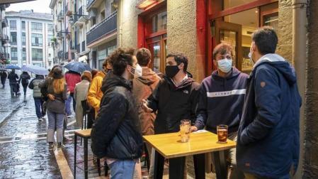 La lluvia frena un 'juevintxo' de terrazas y con cierre a la 1.00 h en Pamplona