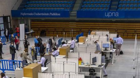 La presidenta del Gobierno de Navarra, María Chivite, ha visitado las instalaciones para la vacunación contra el coronavirus en la UPNA acompañada por la consejera de Salud, Santos Induráin, y el rector de la UPNA, Ramón Gonzalo.