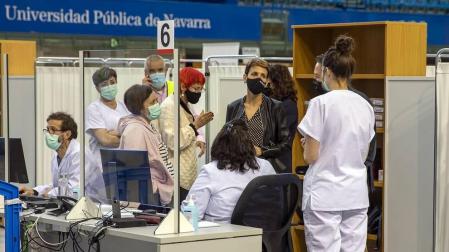 La presidenta del Gobierno de Navarra, María Chivite, ha visitado las instalaciones para la vacunación contra el coronavirus en la UPNA acompañada por la consejera de Salud, Santos Induráin, y el rector de la UPNA, Ramón Gonzalo.