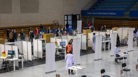La presidenta del Gobierno de Navarra, María Chivite, ha visitado las instalaciones para la vacunación contra el coronavirus en la UPNA acompañada por la consejera de Salud, Santos Induráin, y el rector de la UPNA, Ramón Gonzalo.