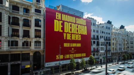 La Copa Davis despliega un polémico cartel gigante en la Gran Vía madrileña