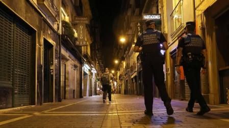 Dos agentes de la Policía Municipal, en la calle San Nicolás, el pasado 24 de julio.