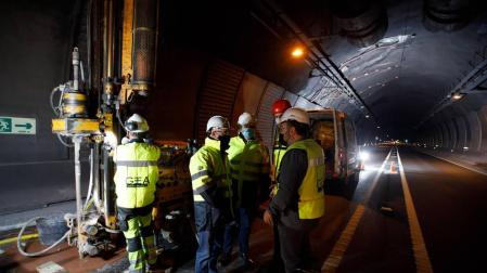 El consejero Bernardo Ciriza y el director general de Obras Públicas e Infraestructuras, Pedro López, en un momento de la visita a los sondeos en el túnel de Belate.