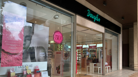 Dos perfumerías Douglas, con el cartel de liquidación por cierre