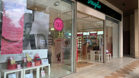 La perfumería Douglas situada en el paseo de García Nájera, en Pamplona.