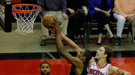 Serge Ibaka entra a canasta ante la oposición de Kelly Olynyk.