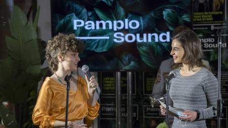 Anne Lukin, a la izquierda, en la presentación de Pamplosound.