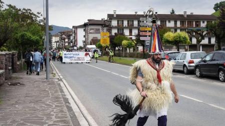 Varios miles de personas marchan contra el proyecto Aroztegia