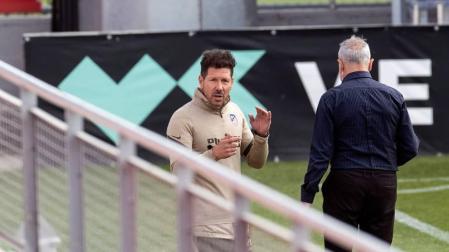 El técnico del Atlético de Madrid, Diego Pablo Simeone, durante el entrenamiento del equipo de este sábado en la Ciudad deportiva Wanda en Majadahonda.