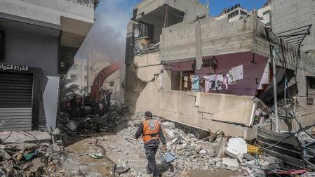 Búsqueda de supervivientes en un edificio destruido en Gaza.