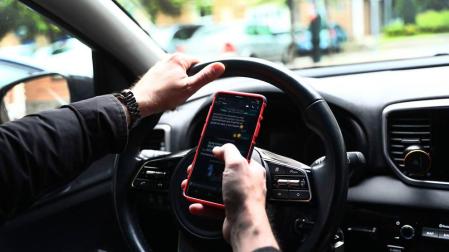 La policía investiga el uso del móvil en la mayoría de accidentes graves en Navarra