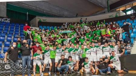 Jugadores y aficionados celebran la victoria.