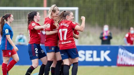 Las jugadoras de Osasuna femenino celebran el tanto.