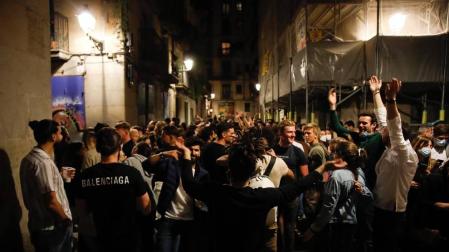 La Guardia Urbana de Barcelona, en actuaciones conjuntas con los Mossos d'Esquadra, ha desalojado a 9.055 personas desde las 22.00 horas del sábado hasta las 6.00 del domingo.