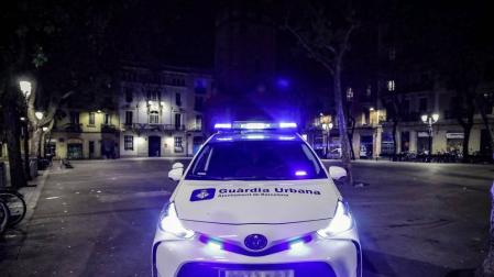 La Guardia Urbana de Barcelona, en actuaciones conjuntas con los Mossos d'Esquadra, ha desalojado a 9.055 personas desde las 22.00 horas del sábado hasta las 6.00 del domingo.