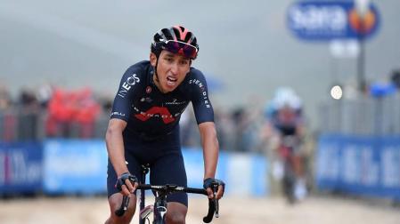 Egan Bernal sorprende en el 'sterrato' y se viste de rosa