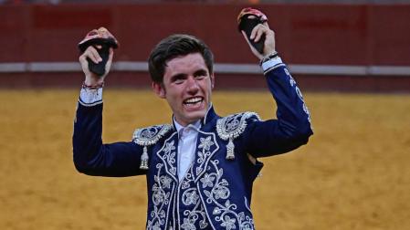 El rejoneador Guillermo Hermoso de Mendoza saluda con sus dos trofeos durante el cuarto festejo de la Feria de San Isidro.