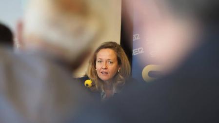 Calviño recalca que Navarra tendrá un papel importante en el futuro vehículo eléctrico