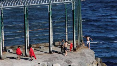 Uno de los grupos de marroquíes, entre ellos tres menores, que han sorteado el espigón.