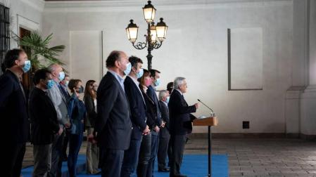 Sebastián Piñera, durante una rueda de prensa en el Palacio de la Moneda, en Santiago (Chile), tras conocer los resultados parciales de la elección de los 155 convencionales que redactarán una nueva Constitución.