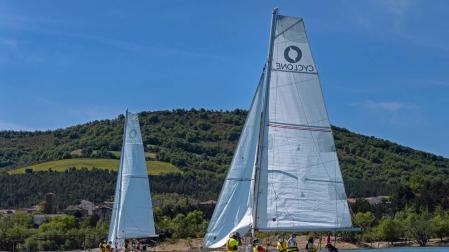 La Semana Azul, entre mascarillas y distancias, permite a 746 escolares de  23 centros educativos navarros participar en la campaña escolar de vela en el embalse de Alloz.
