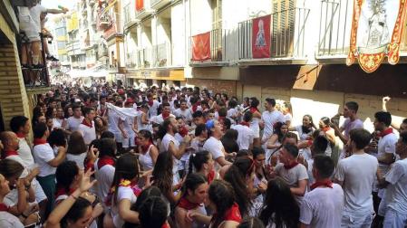 Todas las fotos del cohete de fiestas de Peralta 2019, en el que decenas de vecinos se dieron cita en la plaza de la localidad navarra para dar la bienvenida a nueve días de fiesta en honor a la Virgen de Nieva.