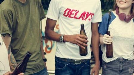 ¿Qué factores predisponen a la adicción al alcohol durante la adolescencia?