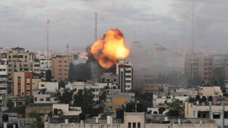 Israel bombardea casas de comandantes de Hamás y eleva a 150 los "terroristas" muertos