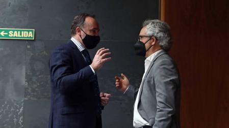 Esparza (UPN) y Pérez-Nievas (Ciudadanos), en el Parlamento.