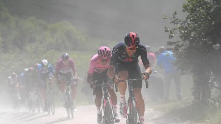 Bernal rompe a Evenepoel en el 'sterrato' en una etapa ganada por Schmid
