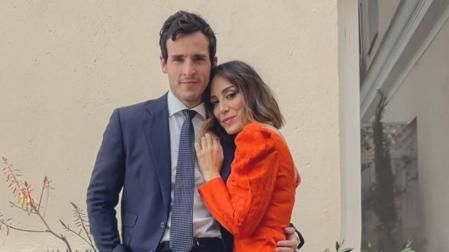 Tamara Falcó junto a su novio Iñigo Onieva, vestidos para asistir a la boda de unos amigos.