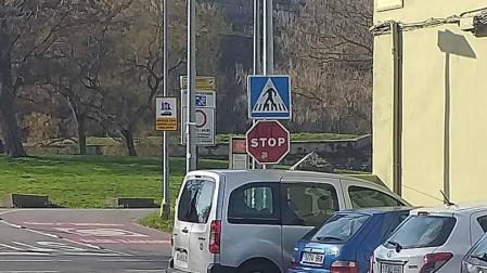 Aparcamientos que complican el paso en la Vuelta de Aranzadi
