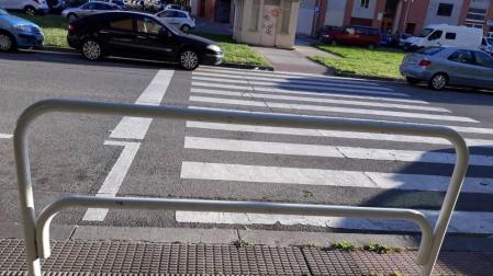 La valla que bloquea un paso peatonal en la Txantrea