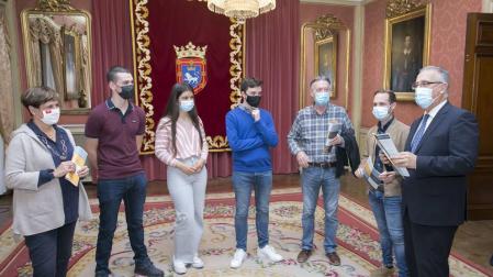 Alumnos de Claret Larraona entregan un trabajo de código ético en el Ayuntamiento