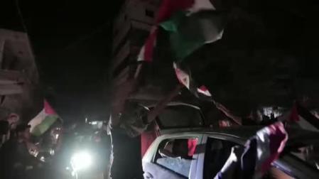 Miles de palestinos celebran en las calles la entrada en vigor del alto el fuego en Gaza