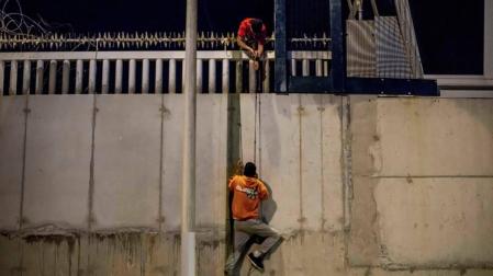 Muere un inmigrante que se precipitó al vacío en el puerto de Ceuta