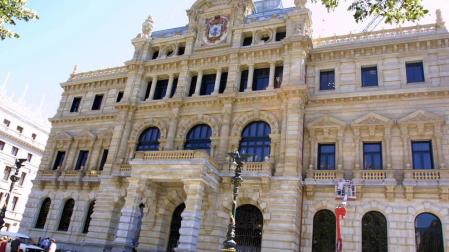La batalla de una madre contra la Diputación vizcaína por quitarle a su hija