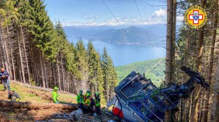 Al menos ocho muertos y dos niños en estado crítico al desplomarse un teleférico