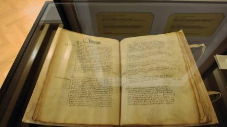 La consejera de Cultura y Deporte del Gobierno de Navarra, Rebeca Esnaola, ha inaugurado en el Archivo Real y General de Navarra la exposición 'Carlos Príncipe de Viana, 1421-1461'cuando se cumple el sexto centenario de su nacimiento.