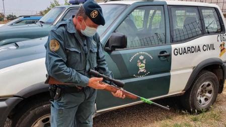 La Guardia Civil interviene un rifle a una persona que cazaba de noche en la Ribera