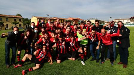Plantilla, cuerpo técnico y directiva del Avance se fotografiaron en el césped de Gazolaz en Obanos tras conseguir su ascenso a Tercera División.