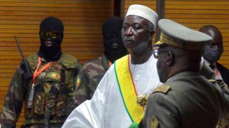 Militares arrestan al presidente de transición en Mali y a su primer ministro