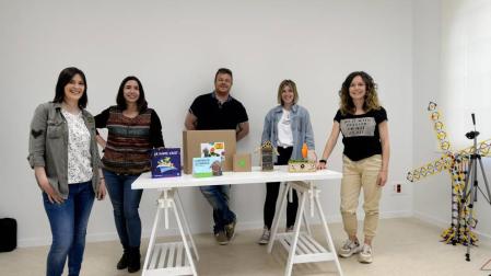 Desde la izda., Sara Ganuza Jimeno, Beatriz Jimeno Iriarte, César Jimeno Sánchez, Nuria Echarri Recarte y Ana Catalán Yárnoz son los artífices de Genios geniales.