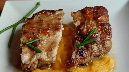 Receta de costilla de cerdo marinada en salsa barbacoa con puré de patata y boniato
