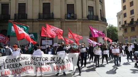 Una concentración, convocada por ELA, UGT, LAB y CCOO, para exigir la negociación del primer convenio sectorial de residencias de la tercera edad.