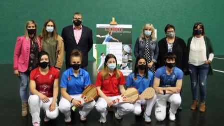 De izda. a dcha., de pie, Nerea Ariz, Andrea Lusarreta, Javier Conde, María Caballero, Yolanda Dufur y Aitziber Rodríguez. Abajo: Naroa Elizalde, Irati Igoa, Maider Ardanaz, Amaia Espinal y Maite Ruiz de Larramendi.
