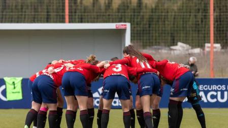 Piña de Osasuna Femenino antes del Osasuna-Racing del pasado 16 de abril en Tajonar. El domingo vuelven a enfrentarse a las cántabras.