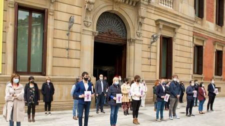 El Parlamento de Navarra se concentra contra el crimen machista de Zaragoza
