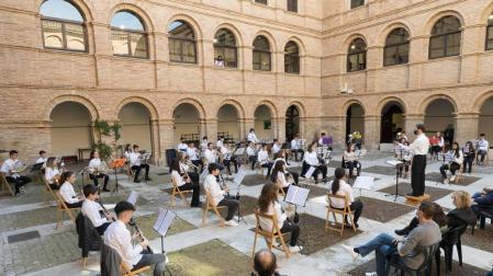 Instante del recital que ofreció ayer la Orquesta de Viento y Percusión en el patio de Castel-Ruiz.